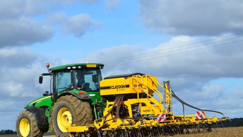 Claydon élargit son catalogue avec l’arrivée de la gamme de semoirs Évolution, proposée jusqu’à 6 m de largeur. © Claydon